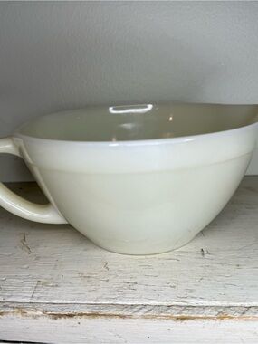 VINTAGE MCM Fire King Milk Glass Batter Mixing Bowl w/ D Handle & Pour Spout